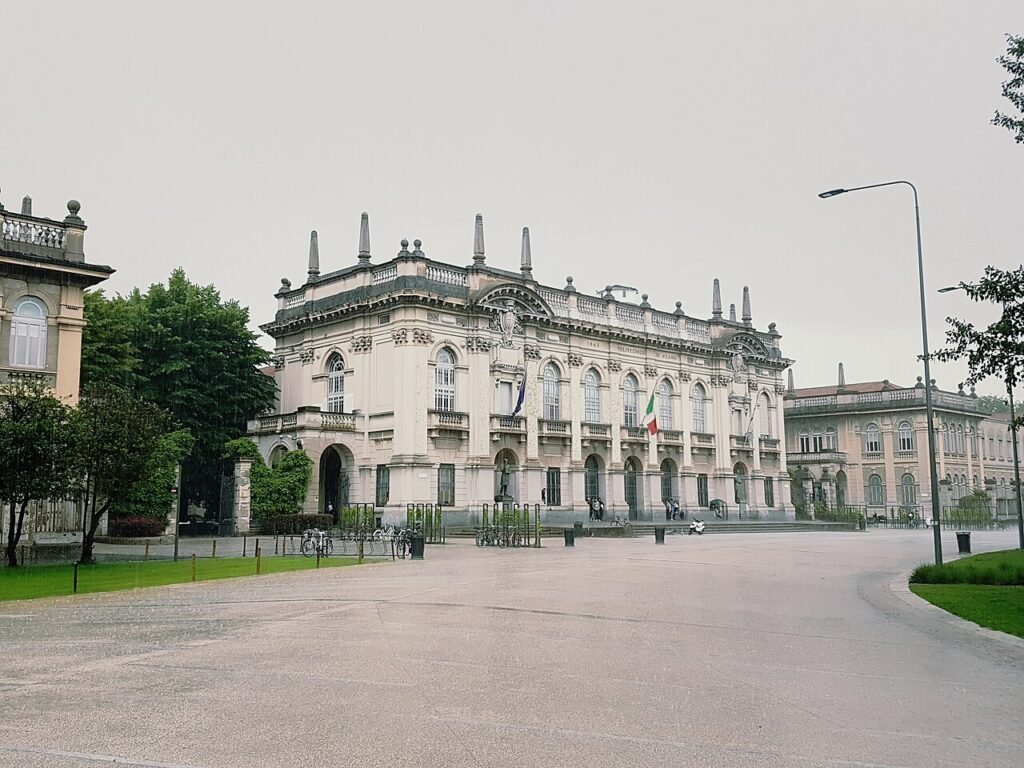 Politecnico di Milano, Leonardo Kampüsü ana binasının dış cephesi