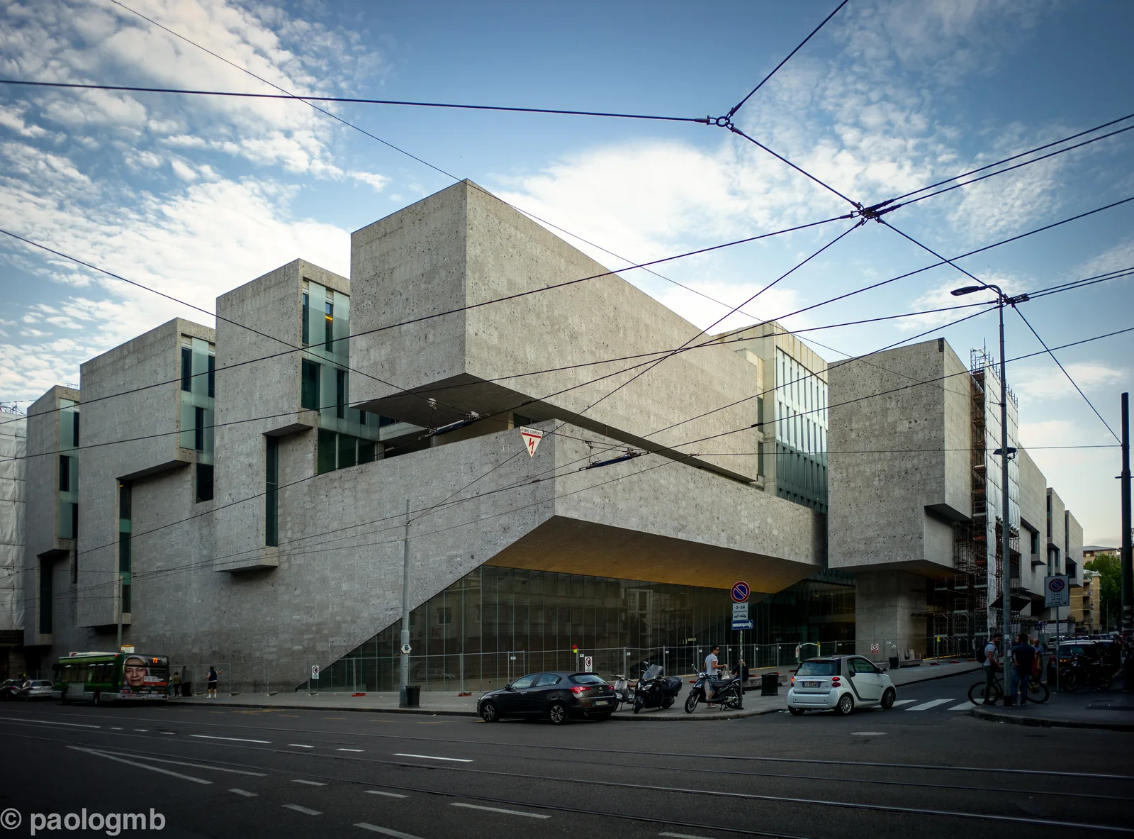 Milano’da Bocconi Üniversitesi’nin Grafton binası ve sokaktan görünüşü
